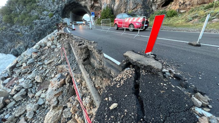 la mareggiata distrugge la strada tra marina di camerota e palinuro