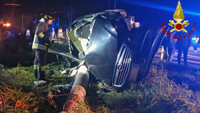 pauroso incidente a frigento due uomini incastrati in auto uno e gravissimo