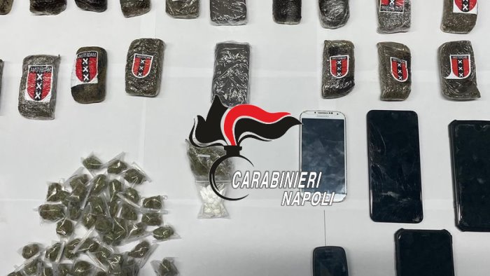 droga nel bagno di un bar arrestati padre e figlio a casavatore