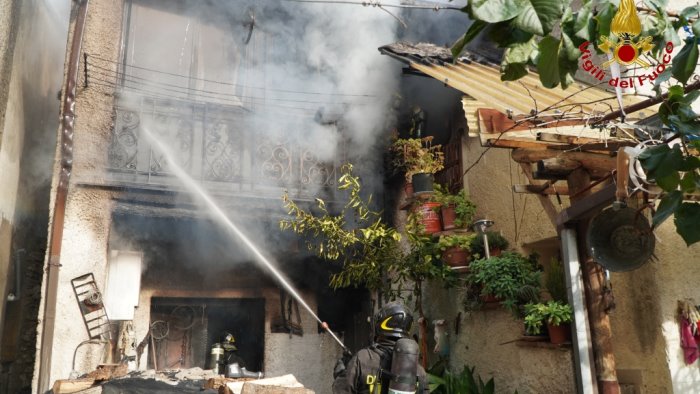 forino abitazione distrutta dalle fiamme due anziani messi in salvo