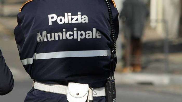 provoca incidente e si allontana si presenta ai vigili con il suo avvocato