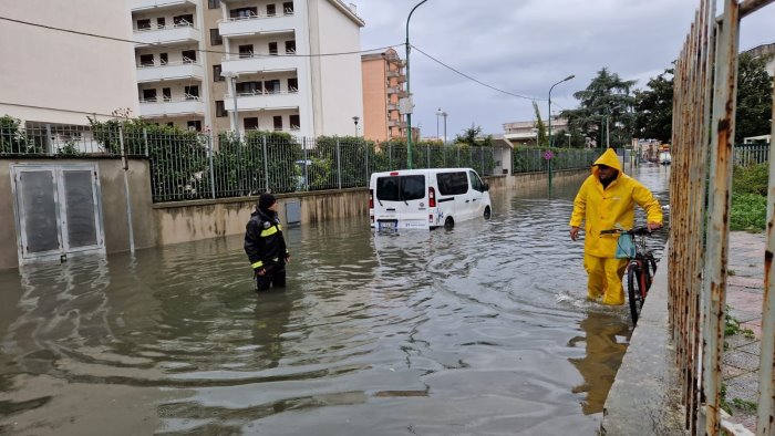 maltempo salerno allagamenti a scafati crolla impalcatura a sarno