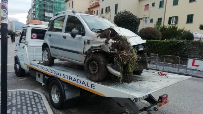 paura nella notte auto contro guard rail e in una scarpata ragazza in ospedale