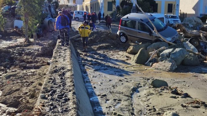 frana ischia trovato il corpo di una bambina si era rifugiata sotto al letto