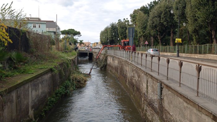 allagamenti a scafati parte la pulizia degli argini del rio sguazzatoio