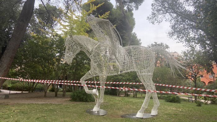 luci d artista a salerno tornano gli animali mitologici nella villa comunale