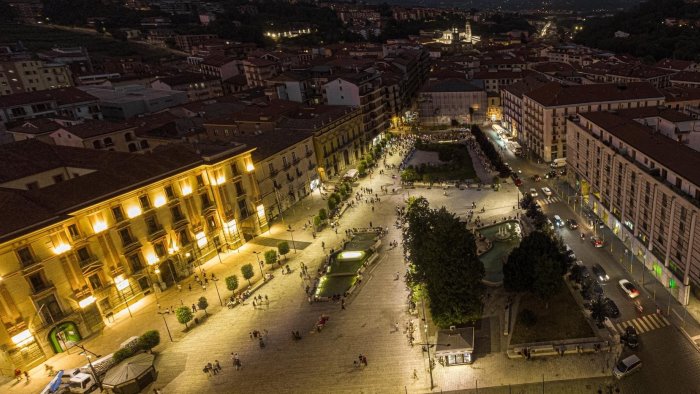 fervono i preparativi per i nuovi mercatini di natale della citta di avellino