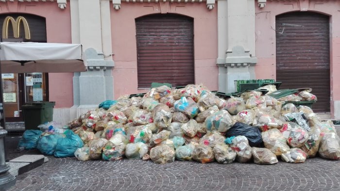 distesa di immondizia in centro salerno pulita contro gli operatori commerciali