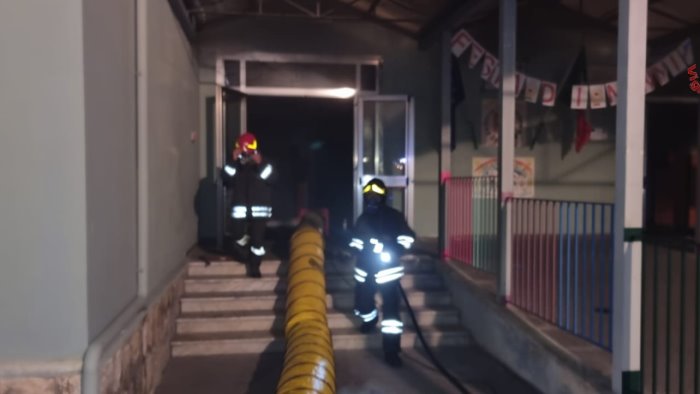 fiamme nella scuola elementare di sperone lezioni sospese per due giorni