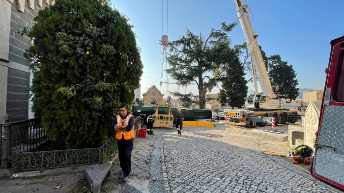 recupero delle salme dopo il crollo al cimitero il maltempo frena le operazioni