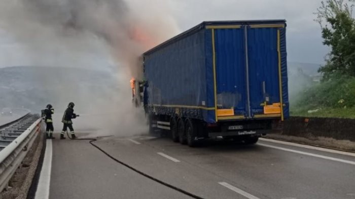 tir azienda di trasporti va a fuoco autista si mette in salvo traffico in tilt