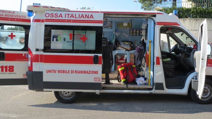 scende dallo scuolabus e viene investito ferito un bimbo