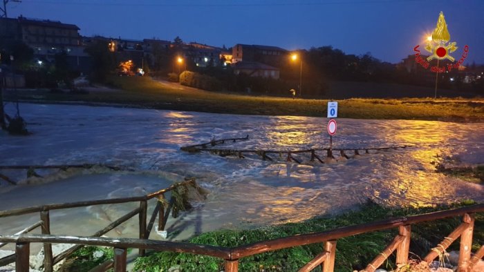 maltempo esonda il fiume ofanto ponti e scuole chiuse a lioni siate prudenti