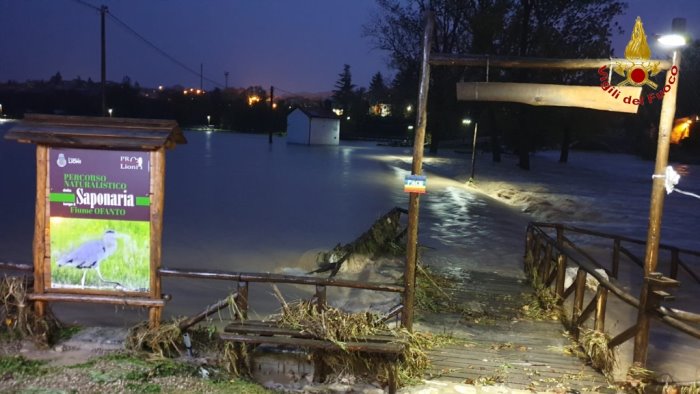 maltempo in irpinia vigili del fuoco salvano 6 cavalli finiti nell ofanto