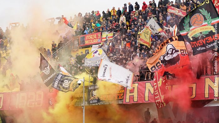 1 1 tra benevento e bari tutte le foto del match giocato al vigorito