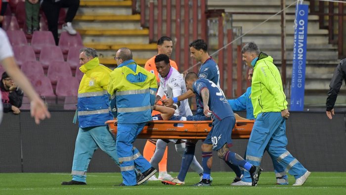 salernitana infortunio lovato passera la notte in ospedale sotto osservazione