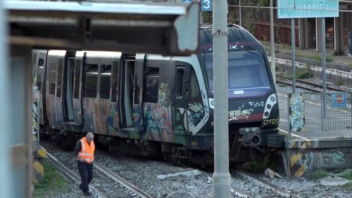 disastro circumvesuviana treno deraglia nella stazione di pompei