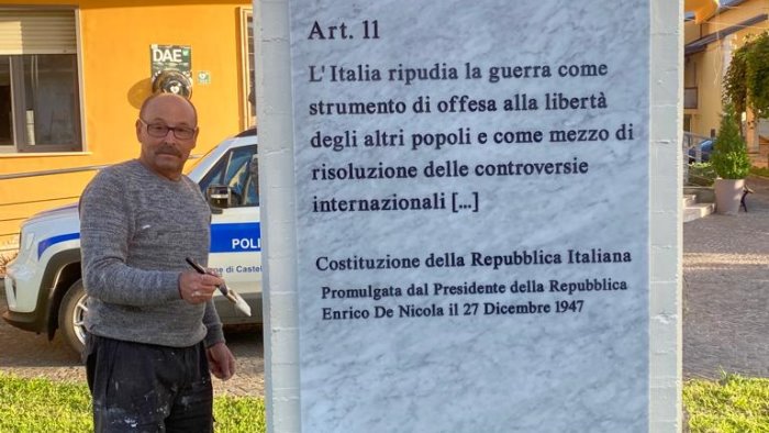 l articolo 11 della costituzione scolpito su una lapide per dire no alla guerra