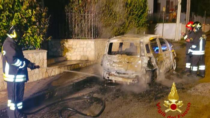 quadrelle auto in fiamme nella notte fumo e fiamme in via auricchio