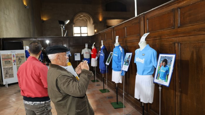 raccontami com era il calcio inaugurata la mostra al maschio angioino