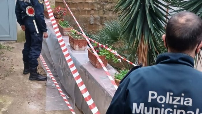 amianto in un cantiere scatta il blitz della polizia locale