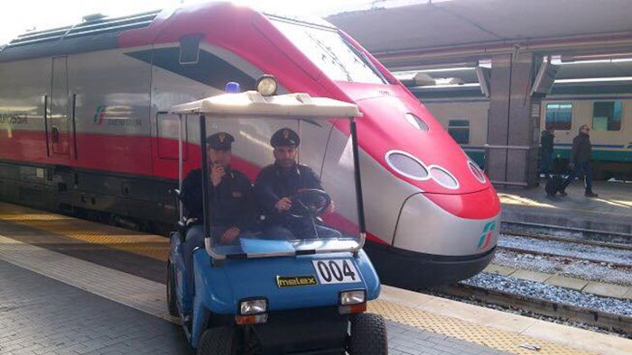 sorpreso a spacciare droga all ingresso della metro arrestato un algerino