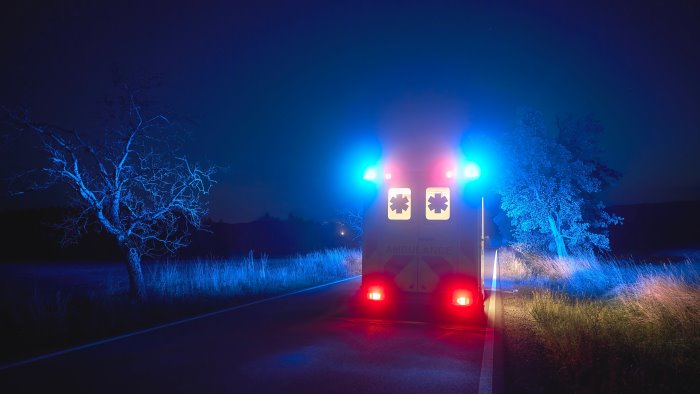 incidente stradale con l auto di servizio guardia giurata 32enne perde la vita