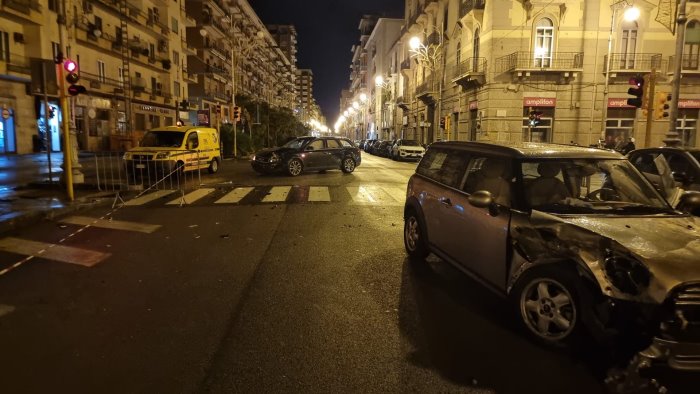 incidente in centro a salerno violento scontro tra due auto