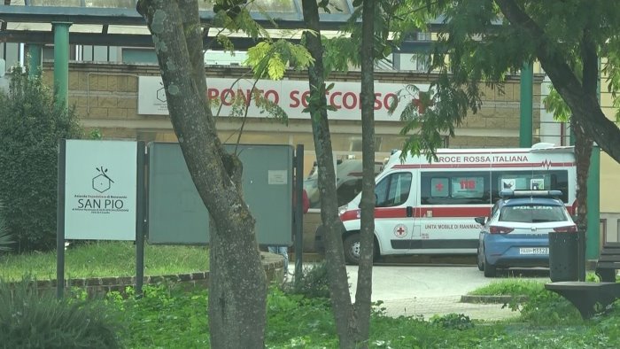 volto coperto da un casco la fuga in motorino ecco chi ha sparato alla 32enne