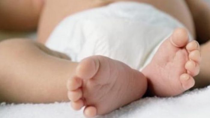 va in apnea dopo la poppata padre salva la vita ad una neonata