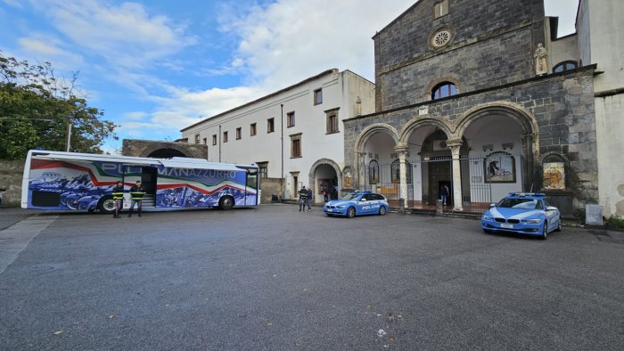 giovani e legalita il pullman azzurro della polizia approda a somma vesuviana