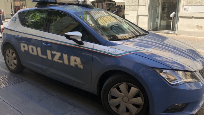 scampia ruba un auto e tenta la fuga arrestato un 18enne