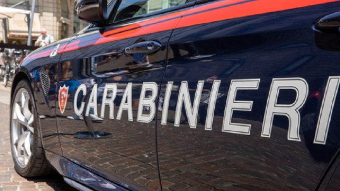 si tuffa in mare per evitare cattura i carabinieri lo arrestano