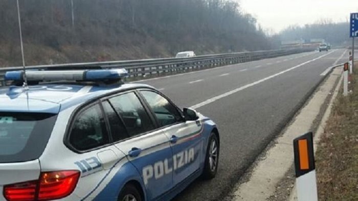 in autostrada alla guida di auto con targhe contraffatte due denunce