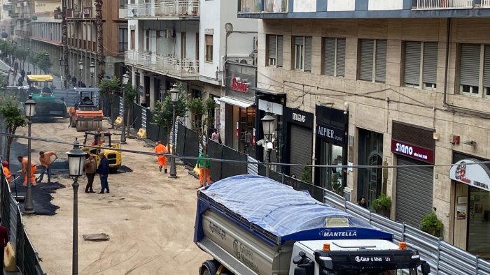 luci d artista stop ai lavori asfaltato il cantiere sul corso