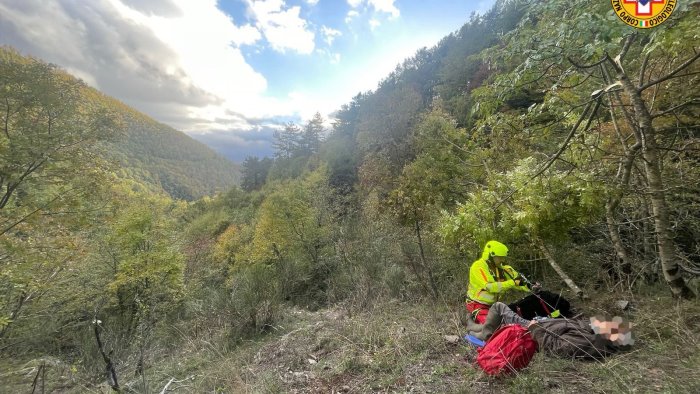 va in cerca di funghi e cade in un dirupo anziano salvato dal soccorso alpino