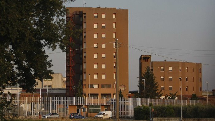 carcere benevento scoperti droga e cellulari per detenuti arrivati con un drone