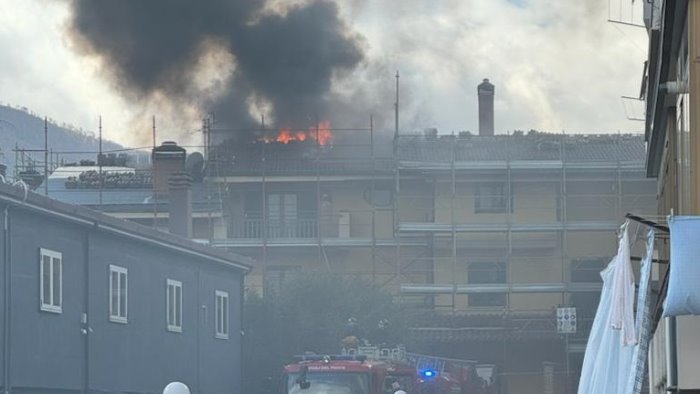 nuvola di fumo nero e fiamme ad alvanella paura in un palazzo