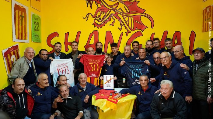 i trent anni del club shanghai lo spettacolare abbraccio con il benevento