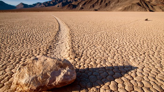 il mistero delle pietre che camminano le rocce di death valley