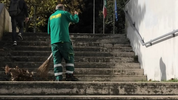 rifiuti operai de vizia al lavoro nuova isola ecologica a pianodardine