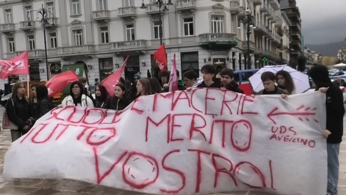 avellino studenti in piazza contro il governo basta indifferenza