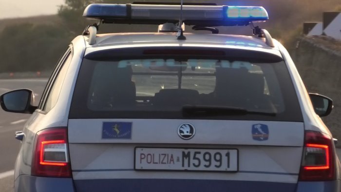 circola in autostrada con falsa patente straniera denunciato