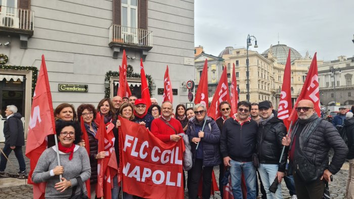 Sciopero Cgil E Uil, Mille In Piazza Del Plebiscito Sfidano Il Governo ...