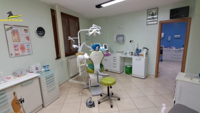 dentisti abusivi sequestrato studio odontoiatrico 4 denunce