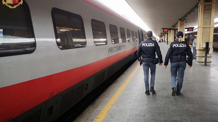 autoerotismo sul treno e molestie a una donna 25enne denunciato alla polfer