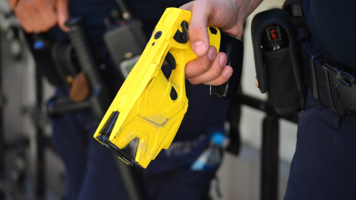 aggredisce i poliziotti bloccato con il taser ed arrestato