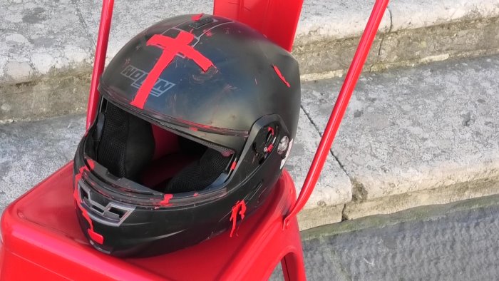 incidenti stradali al rosario scarpette rosse e un casco marchiato da una croce