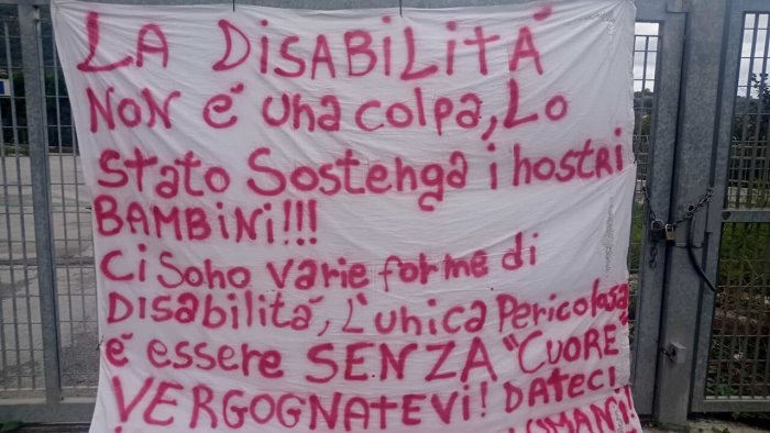 striscione al centro autismo m i d la disabilita non e una colpa