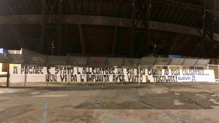 striscione ultras alla squadra non vi da l impunita aver vinto il tricolore